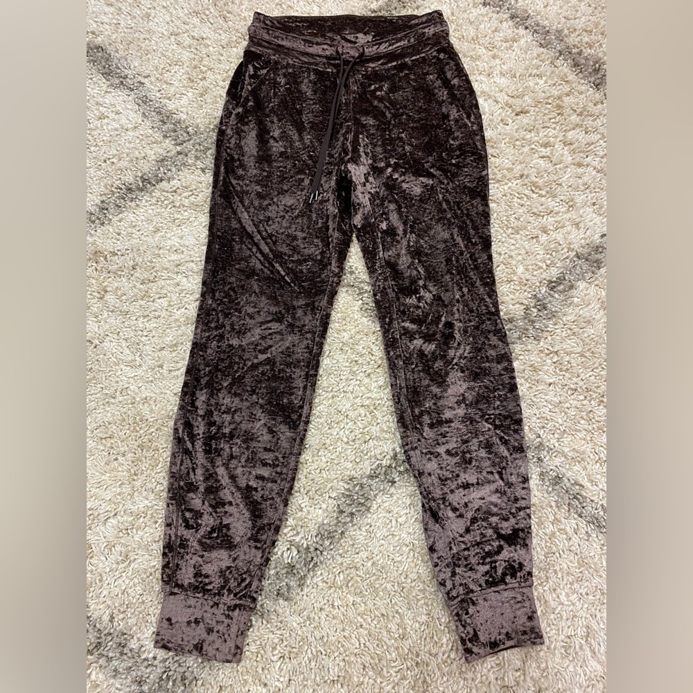 5048 - Lululemon Ready to Crush Jogger
French Press-